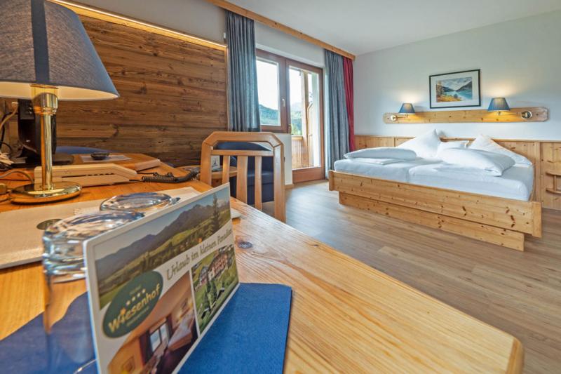 1_hotel_wiesenhof_weissensee_schlafzimmer.jpg