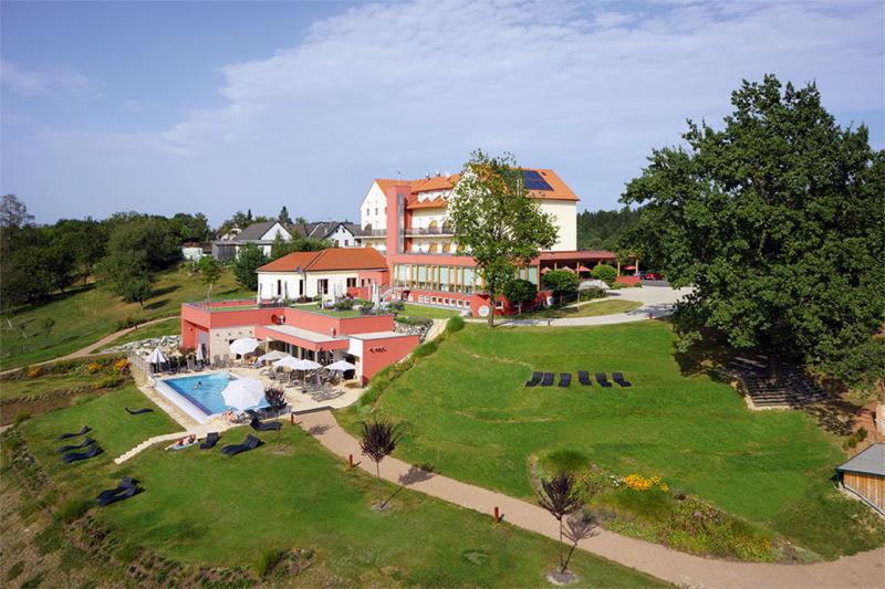 haupthaus-luftaufnahme.jpg