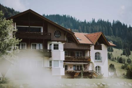 Hotel MONS. | Suites. Wine. Passion. Hotel MONS. | Suites. Wine. Passion.