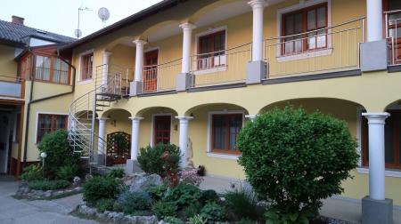 Bauernhof Weingut - Gästezimmer Schwalm Bauernhof Weingut - Gästezimmer Schwalm