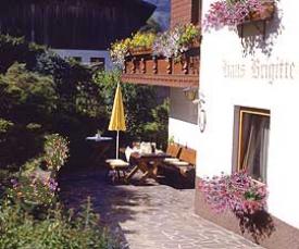 1-4077-8011 Appartement Ferienwohnung Haus Brigitte