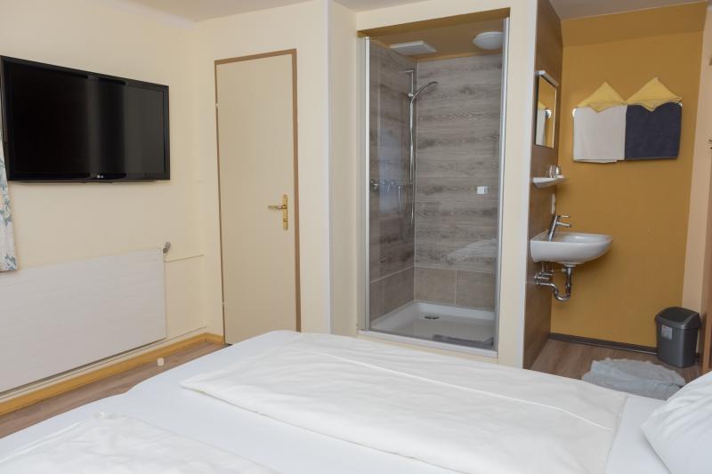 Zimmer 107 (2 von 8).jpg