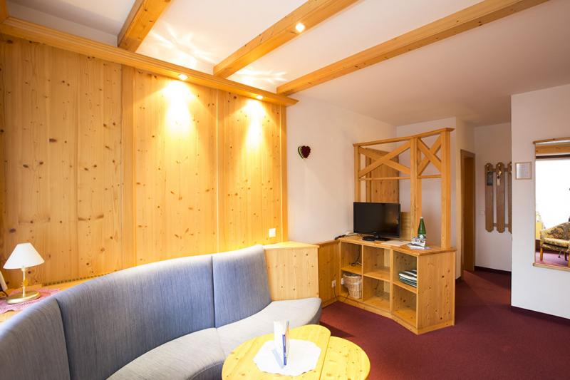 1_hotel_wiesenhof_weissensee_wohnbereich.jpg