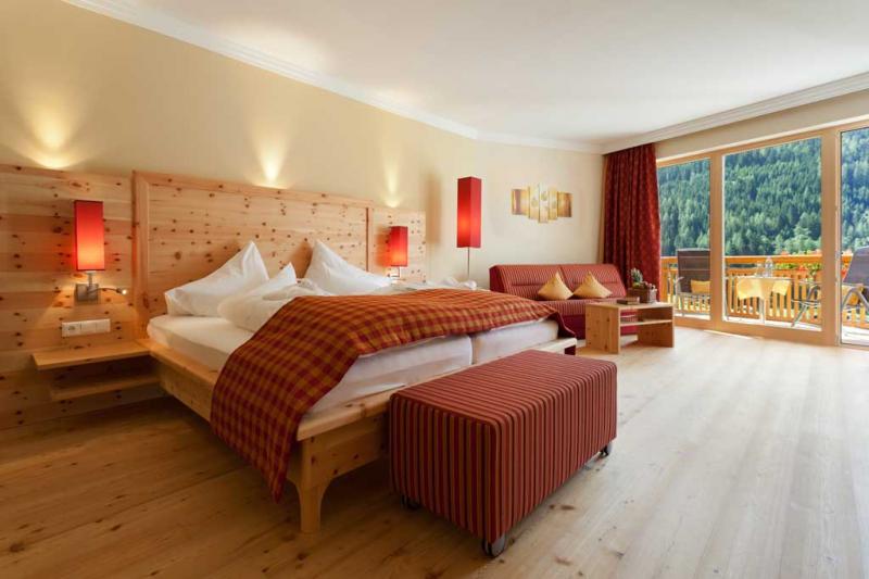 01_felsenhof_juniorsuite_zirbe.jpg