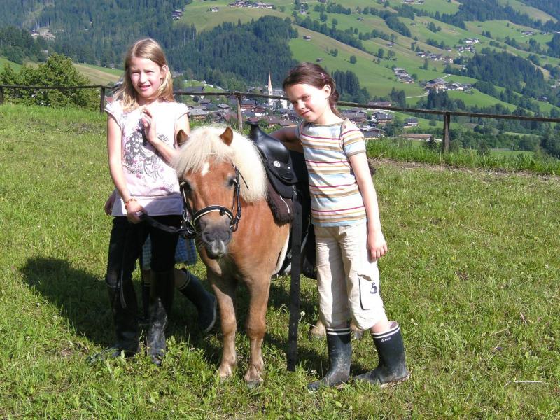 Elena m. Amigo u. Kind groß und neu.jpg